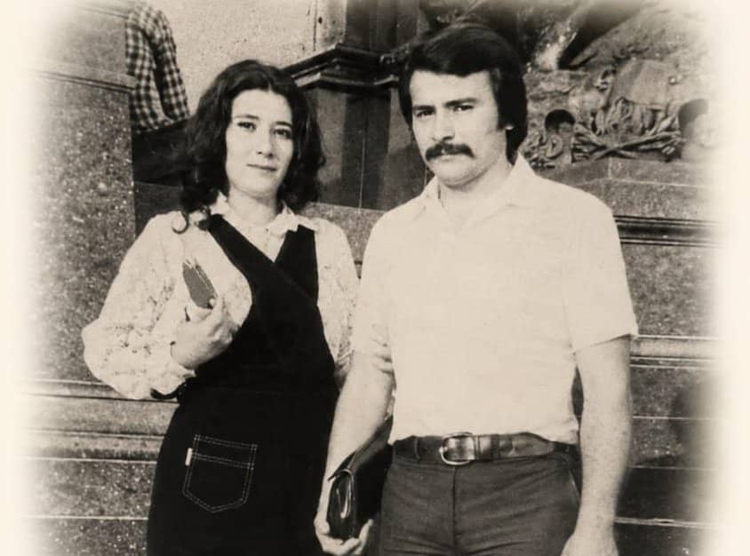 Fotografía en blanco y negro de juventud: Norma de Vargas, con jardinero oscuro y blusa clara, junto a Daniel Vargas en una escalinata de piedra.