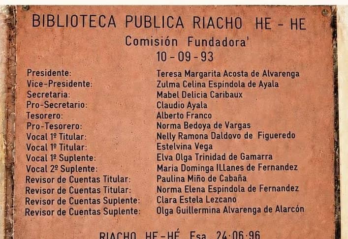 Copper plaque of the Founding Committee of the Public Library of Riacho He Hé, dated 10 September 1993. In the list, Norma Bedoya de Vargas appears as deputy treasurer.