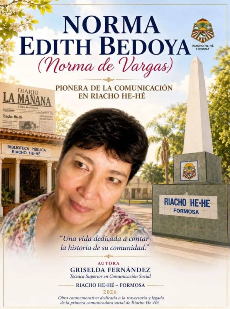 Afiche de la obra conmemorativa: retrato de Norma Edith Bedoya junto al obelisco de Riacho He Hé.